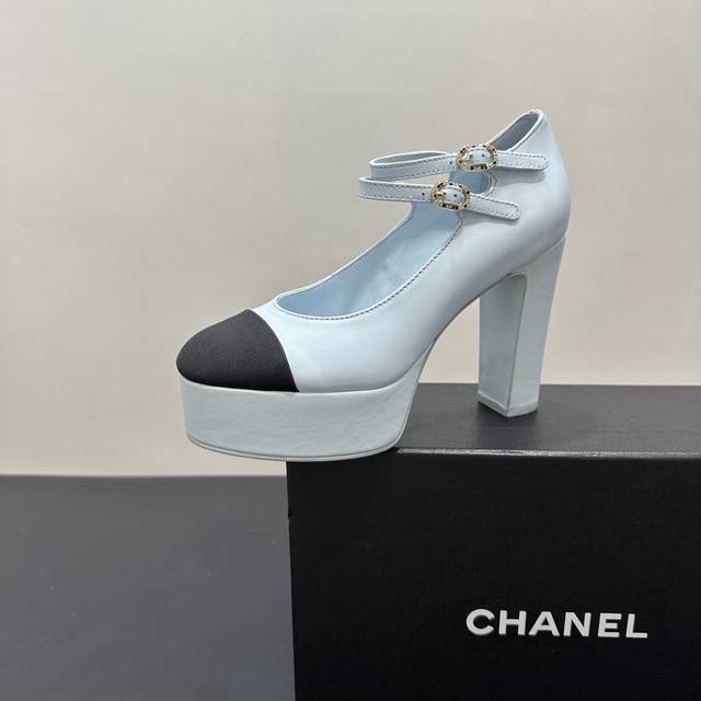 皮面 Chanel ｜小香香奈儿25P春夏新品 粗跟厚底防水台单鞋玛丽珍 香奈儿这系列高跟鞋，将经典与时尚精妙融合。黑白撞色鞋头，是永不过时的优雅标识。鞋面材质