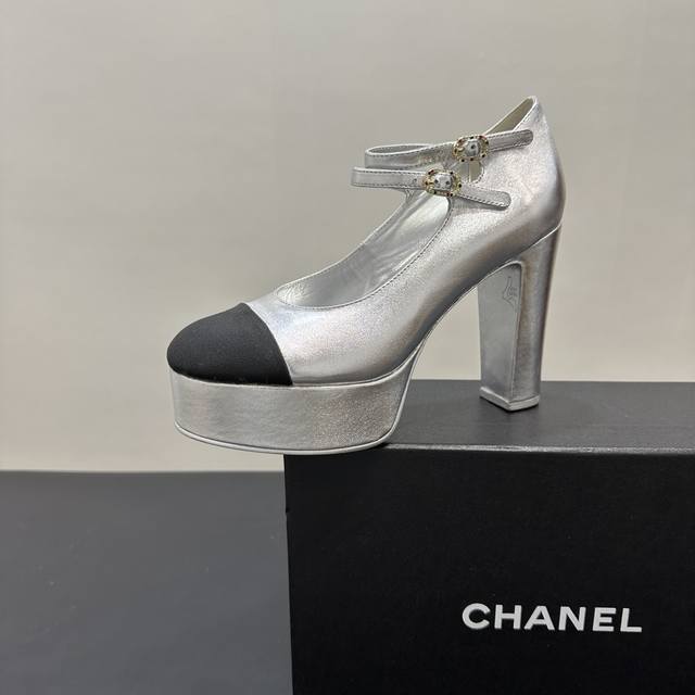 皮面 Chanel ｜小香香奈儿25P春夏新品 粗跟厚底防水台单鞋玛丽珍 香奈儿这系列高跟鞋，将经典与时尚精妙融合。黑白撞色鞋头，是永不过时的优雅标识。鞋面材质