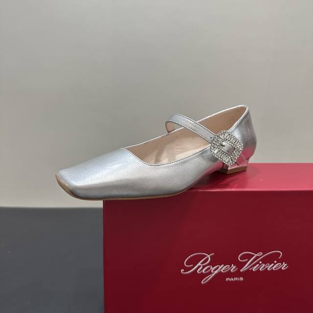 Roger Vivie新款Rv钻扣玛丽珍单鞋 上脚舒适度太棒啦 美丽又甜酷的风格 每个女生都要有一双 鞋面小牛皮 Zp开模水钻扣 内里垫脚顶级混种羊皮 意大利真