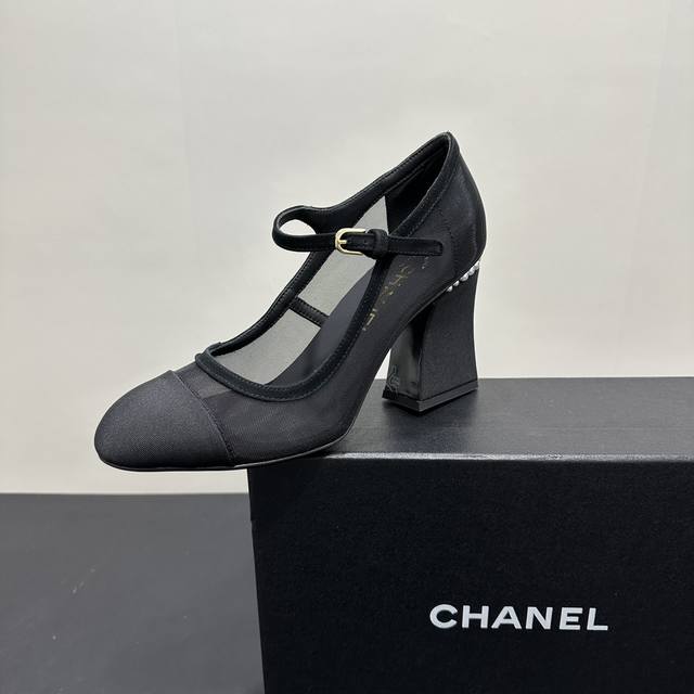 Chanel香奈儿小香22Ss新款珍珠跟网纱蕾丝单鞋 上脚女人味十足 凸显温柔气质 鞋头融入了拼接设计 不显得太过单调 圆弧形开口 上脚超显瘦 包容性好 鞋跟上