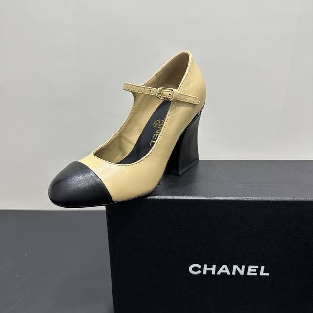 Chanel香奈儿小香22Ss新款珍珠跟网纱蕾丝单鞋 上脚女人味十足 凸显温柔气质 鞋头融入了拼接设计 不显得太过单调 圆弧形开口 上脚超显瘦 包容性好 鞋跟上