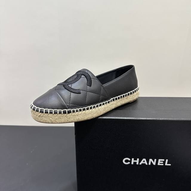 出厂价Pp Chanel香奈儿新麻绳底渔夫鞋。鞋面采用羊皮电绣双C，内里垫为丝绸羊皮，超柔软绵羊垫脚，原版注胶半透明橡胶原色麻底。Size：35-40 34、4