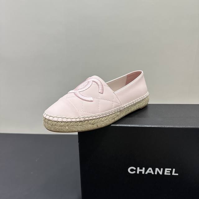 出厂价Pp Chanel香奈儿新麻绳底渔夫鞋。鞋面采用羊皮电绣双C，内里垫为丝绸羊皮，超柔软绵羊垫脚，原版注胶半透明橡胶原色麻底。Size：35-40 34、4