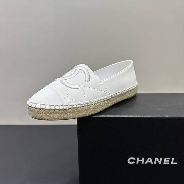 出厂价Pp Chanel香奈儿新麻绳底渔夫鞋。鞋面采用羊皮电绣双C，内里垫为丝绸羊皮，超柔软绵羊垫脚，原版注胶半透明橡胶原色麻底。Size：35-40 34、4