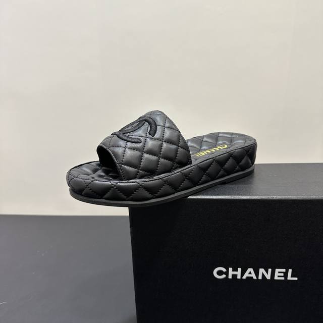 Chanel香奈儿小香最火平底面包菱格拖鞋 专柜简直疯抢了，各大社交平台热门晒图，这期的走秀款绝对太帅了，绝对是这一季最热门的款式，专柜仙女们真的太识货了，不卡