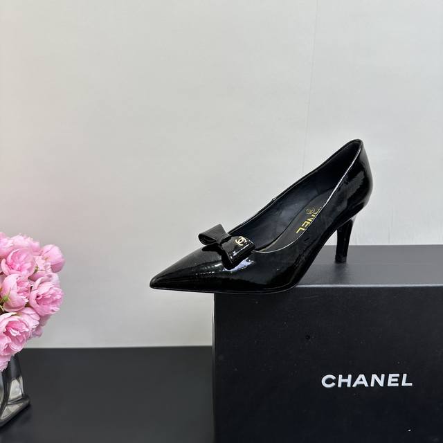 Chanel 香奈儿小香风春夏走秀款蝴蝶结后空尖头高跟单鞋 本季最仙玛丽珍大爆款 一上新立马被抢空 今年的衣橱Top肯定属它了 上脚百搭显瘦 优雅清新日常各种风
