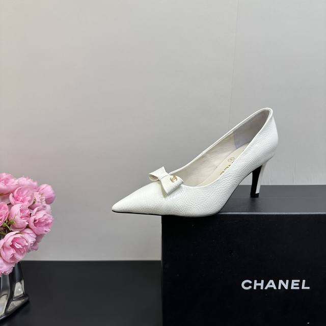 Chanel 香奈儿小香风春夏走秀款蝴蝶结后空尖头高跟单鞋 本季最仙玛丽珍大爆款 一上新立马被抢空 今年的衣橱Top肯定属它了 上脚百搭显瘦 优雅清新日常各种风