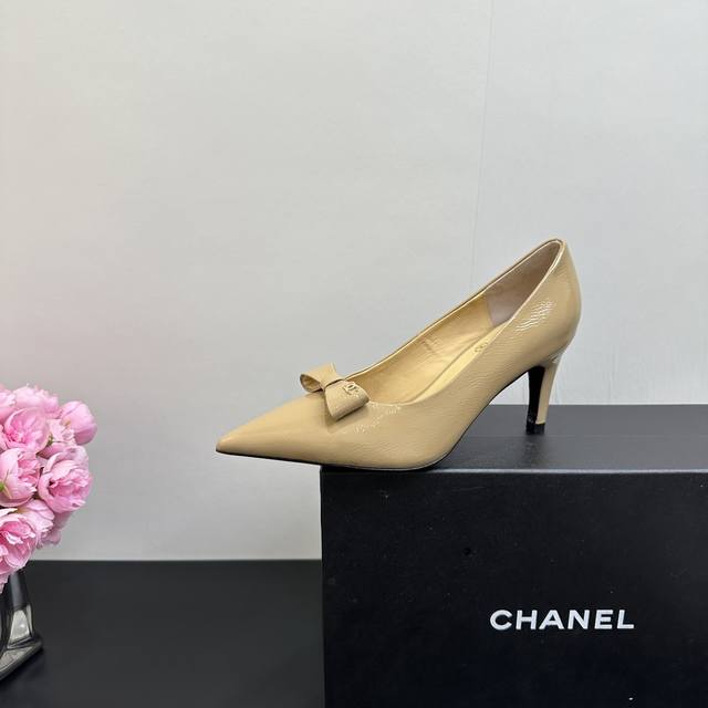Chanel 香奈儿小香风春夏走秀款蝴蝶结后空尖头高跟单鞋 本季最仙玛丽珍大爆款 一上新立马被抢空 今年的衣橱Top肯定属它了 上脚百搭显瘦 优雅清新日常各种风