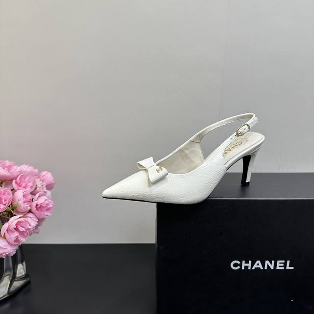 Chanel 香奈儿小香风春夏走秀款蝴蝶结后空尖头高跟凉鞋 本季最仙玛丽珍大爆款 一上新立马被抢空 今年的衣橱Top肯定属它了 上脚百搭显瘦 优雅清新日常各种风