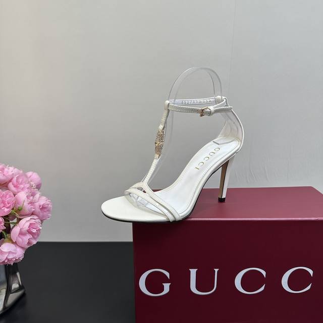 2025早春Gucci 细跟竹节扣钻扣凉鞋 作为Gucci设计传承的杰出代表，Jordaan系列饰马衔扣乐福鞋生动彰显经典优雅格调。这款鞋履采用品牌标志性字母图