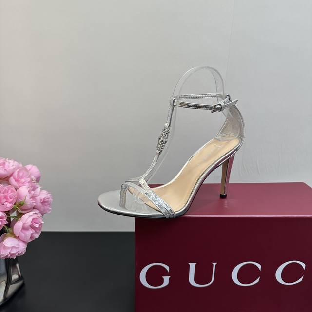 2025早春Gucci 细跟竹节扣钻扣凉鞋 作为Gucci设计传承的杰出代表，Jordaan系列饰马衔扣乐福鞋生动彰显经典优雅格调。这款鞋履采用品牌标志性字母图