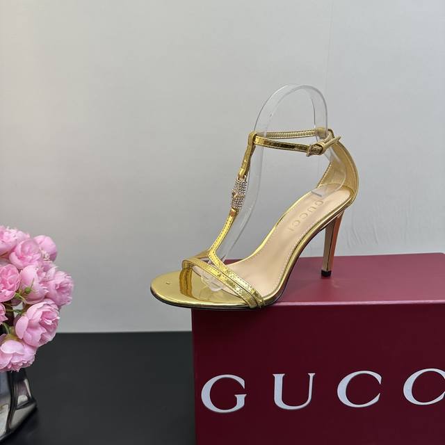 2025早春Gucci 细跟竹节扣钻扣凉鞋 作为Gucci设计传承的杰出代表，Jordaan系列饰马衔扣乐福鞋生动彰显经典优雅格调。这款鞋履采用品牌标志性字母图