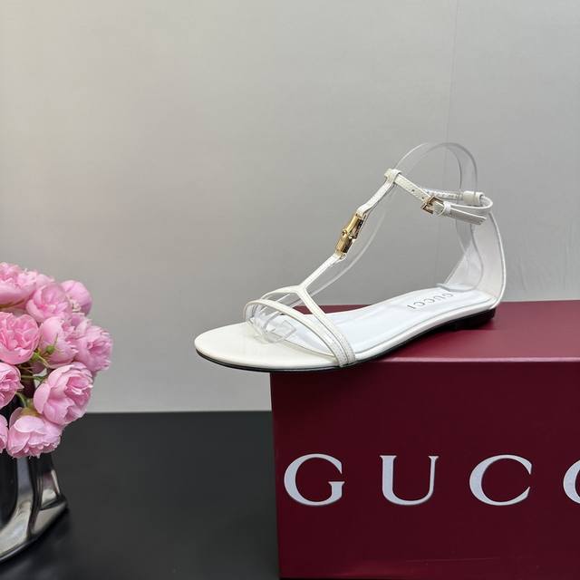 2025早春Gucci 平底竹节扣凉鞋 作为Gucci设计传承的杰出代表，Jordaan系列饰马衔扣乐福鞋生动彰显经典优雅格调。这款鞋履采用品牌标志性字母图案帆