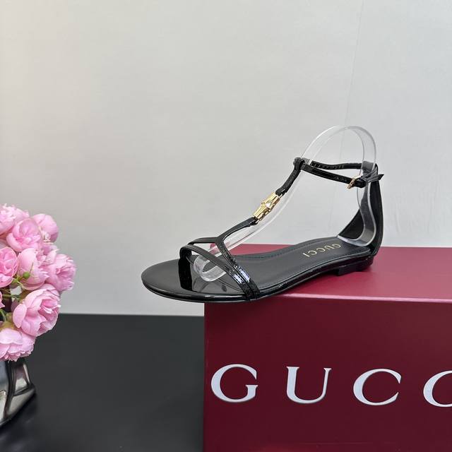 2025早春Gucci 平底竹节扣凉鞋 作为Gucci设计传承的杰出代表，Jordaan系列饰马衔扣乐福鞋生动彰显经典优雅格调。这款鞋履采用品牌标志性字母图案帆
