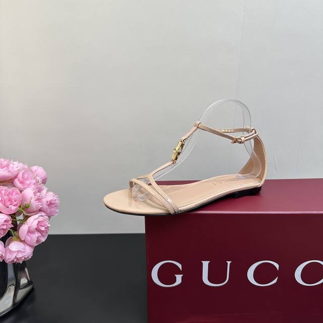 2025早春Gucci 平底竹节扣凉鞋 作为Gucci设计传承的杰出代表，Jordaan系列饰马衔扣乐福鞋生动彰显经典优雅格调。这款鞋履采用品牌标志性字母图案帆