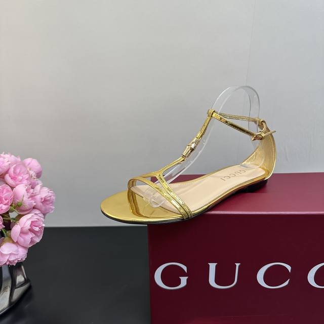2025早春Gucci 平底竹节扣凉鞋 作为Gucci设计传承的杰出代表，Jordaan系列饰马衔扣乐福鞋生动彰显经典优雅格调。这款鞋履采用品牌标志性字母图案帆