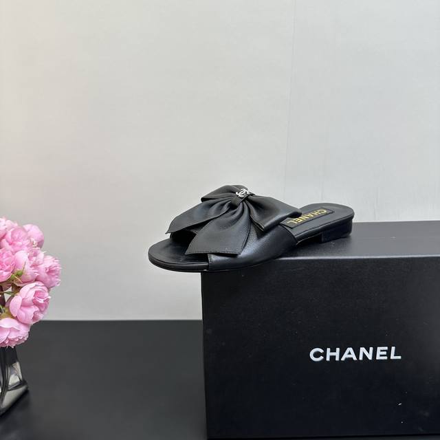 Chanel 香奈儿蝴蝶结 平底拖鞋 不得不说 香奈儿的设计师真的很会 牢牢的抓住了咱们的少女心 大大的蝴蝶结 搭配珍珠扣饰 简直就是为公主们量身打造没错了 自