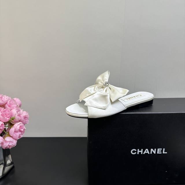 Chanel 香奈儿蝴蝶结 平底拖鞋 不得不说 香奈儿的设计师真的很会 牢牢的抓住了咱们的少女心 大大的蝴蝶结 搭配珍珠扣饰 简直就是为公主们量身打造没错了 自