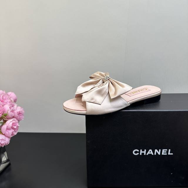 Chanel 香奈儿蝴蝶结 平底拖鞋 不得不说 香奈儿的设计师真的很会 牢牢的抓住了咱们的少女心 大大的蝴蝶结 搭配珍珠扣饰 简直就是为公主们量身打造没错了 自