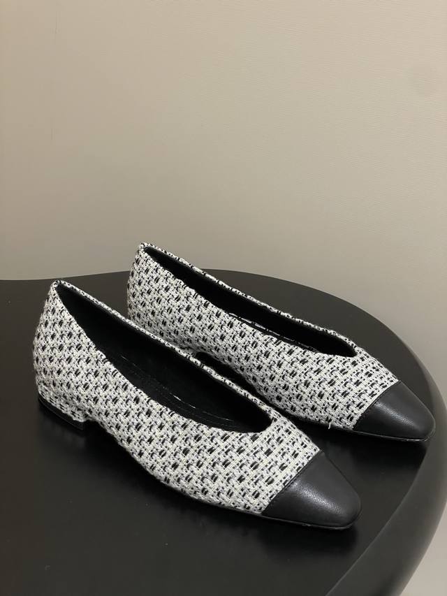 Loro Piana 诺悠翩雅 Lp70S春夏新款 Rebecca 芭蕾舞鞋平底亚麻布尼老钱风复古单鞋 这款精致的Rebecca平底芭蕾舞鞋采用质朴的大麻混纺面