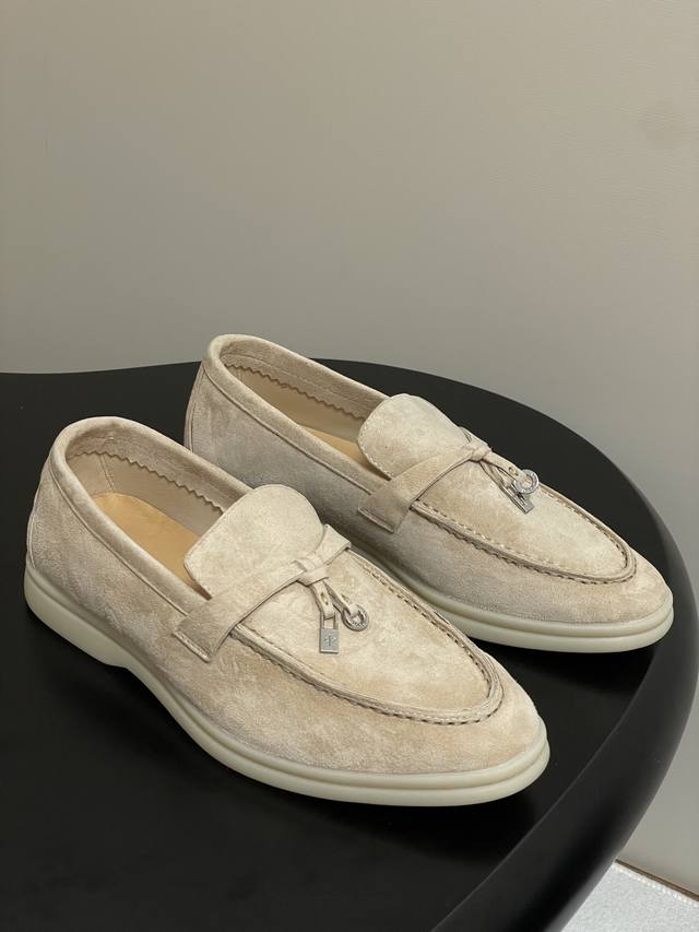 男+10 Loro Piana 诺悠翩雅 Lp 经典款Summer Charms Walk 莫卡辛鞋五金吊坠乐福鞋锁扣流苏绒面单鞋超级舒适情侣款 舒适休闲的莫卡