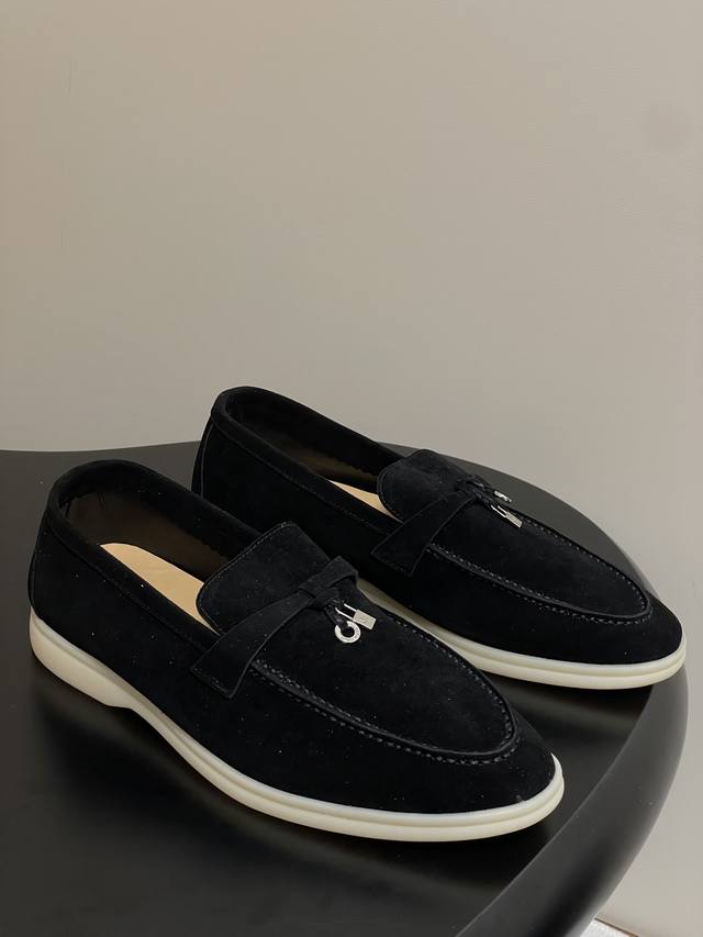 男+10 Loro Piana 诺悠翩雅 Lp 经典款Summer Charms Walk 莫卡辛鞋五金吊坠乐福鞋锁扣流苏绒面单鞋超级舒适情侣款 舒适休闲的莫卡