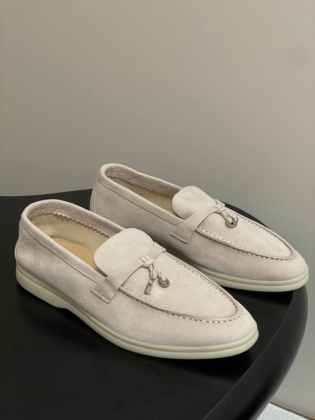 男+10 Loro Piana 诺悠翩雅 Lp 经典款Summer Charms Walk 莫卡辛鞋五金吊坠乐福鞋锁扣流苏绒面单鞋超级舒适情侣款 舒适休闲的莫卡