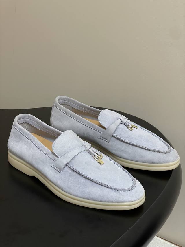 男+10 Loro Piana 诺悠翩雅 Lp 经典款Summer Charms Walk 莫卡辛鞋五金吊坠乐福鞋锁扣流苏绒面单鞋超级舒适情侣款 舒适休闲的莫卡