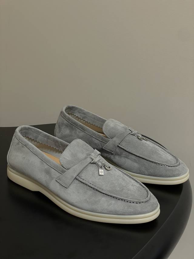 男+10 Loro Piana 诺悠翩雅 Lp 经典款Summer Charms Walk 莫卡辛鞋五金吊坠乐福鞋锁扣流苏绒面单鞋超级舒适情侣款 舒适休闲的莫卡