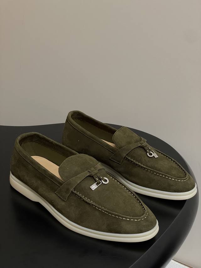 男+10 Loro Piana 诺悠翩雅 Lp 经典款Summer Charms Walk 莫卡辛鞋五金吊坠乐福鞋锁扣流苏绒面单鞋超级舒适情侣款 舒适休闲的莫卡