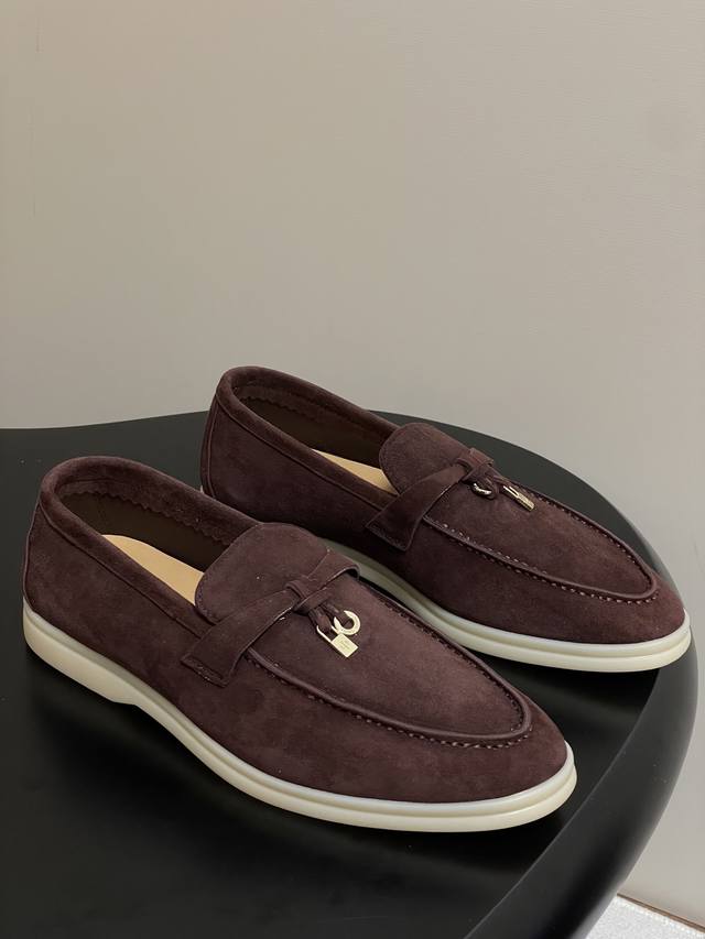 男+10 Loro Piana 诺悠翩雅 Lp 经典款Summer Charms Walk 莫卡辛鞋五金吊坠乐福鞋锁扣流苏绒面单鞋超级舒适情侣款 舒适休闲的莫卡