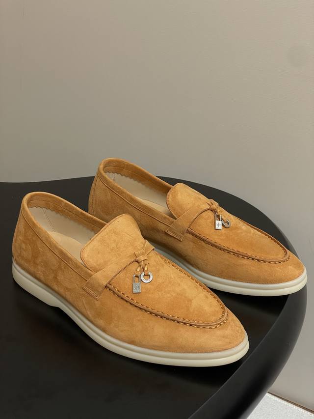 男+10 Loro Piana 诺悠翩雅 Lp 经典款Summer Charms Walk 莫卡辛鞋五金吊坠乐福鞋锁扣流苏绒面单鞋超级舒适情侣款 舒适休闲的莫卡