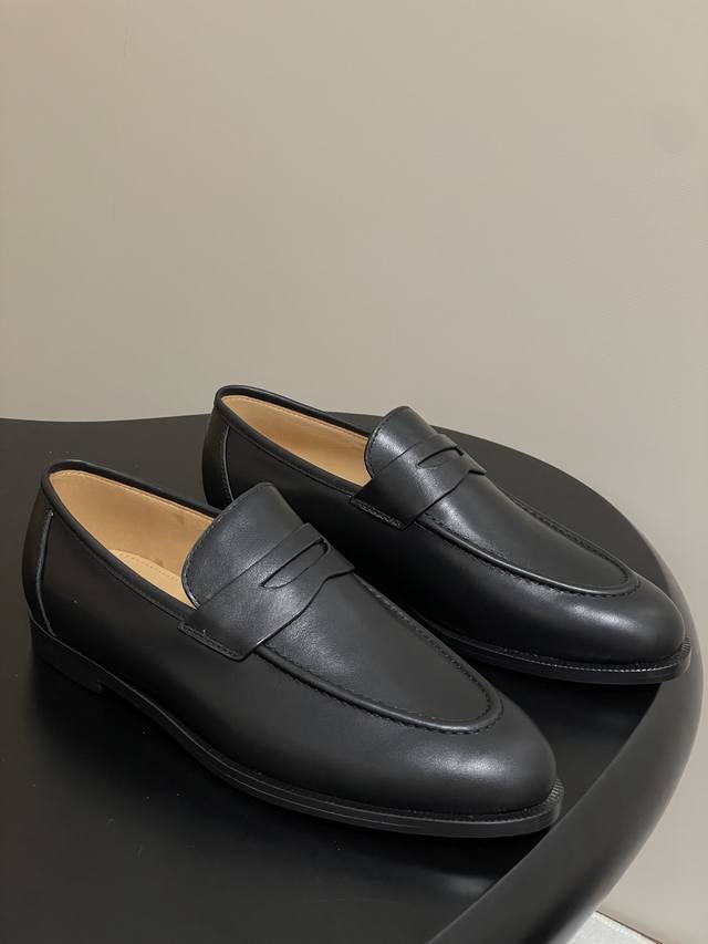 男+20 Loro Piana 诺悠翩雅 Lp70S春夏新款 Sergio小牛皮乐福鞋情侣款老钱风绒面复古单鞋 这款经典的软帮便鞋让人联想起Sergio Lor