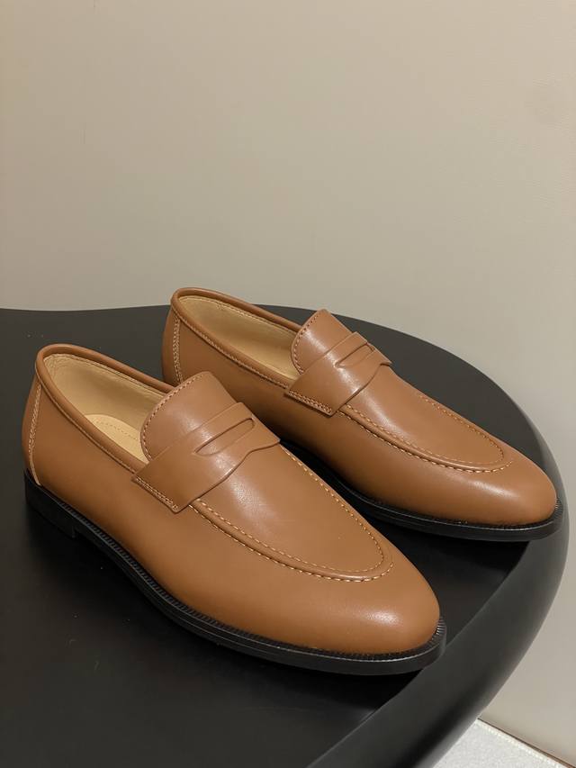 男+20 Loro Piana 诺悠翩雅 Lp70S春夏新款 Sergio小牛皮乐福鞋情侣款老钱风绒面复古单鞋 这款经典的软帮便鞋让人联想起Sergio Lor
