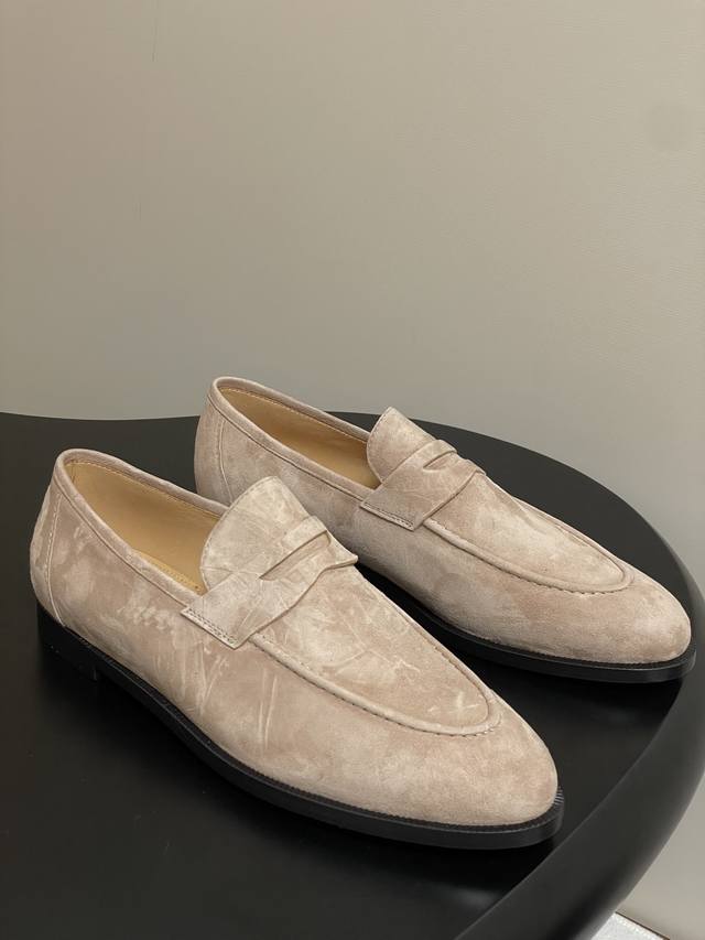 男+20 Loro Piana 诺悠翩雅 Lp70S春夏新款 Sergio小牛皮乐福鞋情侣款老钱风绒面复古单鞋 这款经典的软帮便鞋让人联想起Sergio Lor
