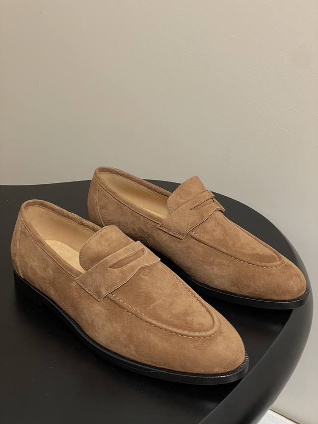 男+20 Loro Piana 诺悠翩雅 Lp70S春夏新款 Sergio小牛皮乐福鞋情侣款老钱风绒面复古单鞋 这款经典的软帮便鞋让人联想起Sergio Lor
