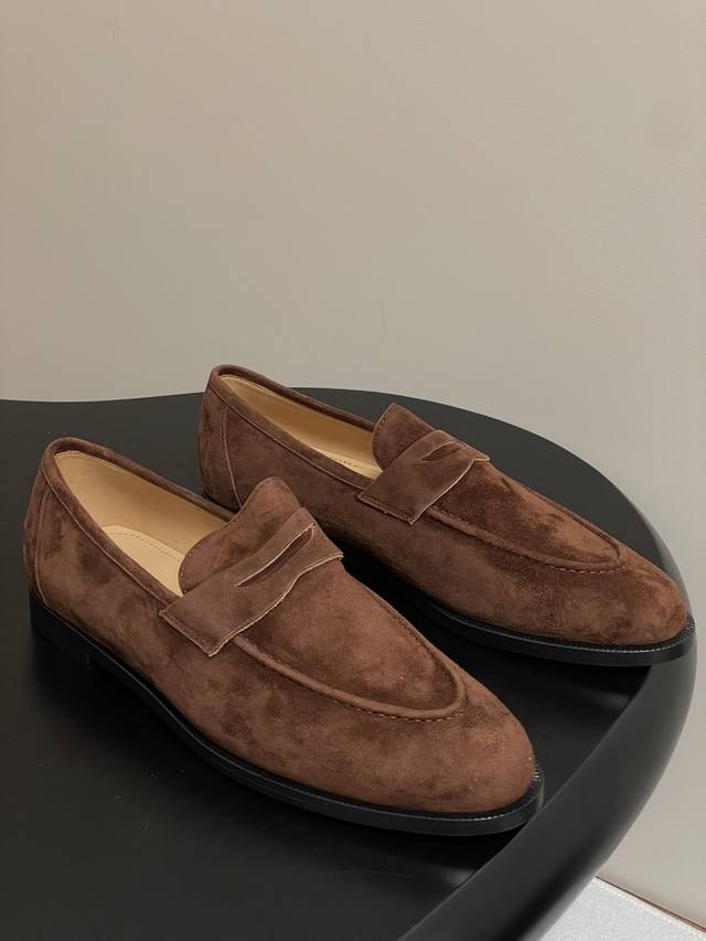 男+20 Loro Piana 诺悠翩雅 Lp70S春夏新款 Sergio小牛皮乐福鞋情侣款老钱风绒面复古单鞋 这款经典的软帮便鞋让人联想起Sergio Lor