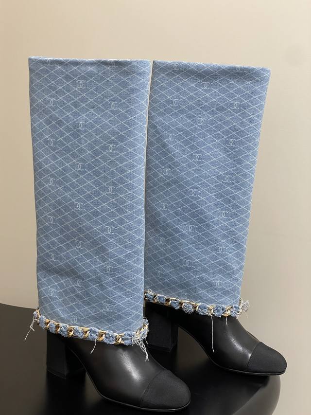 早秋新款Chanel 小香25B秋冬走秀款翻口大链条长靴 粗跟裤管靴 标志性的大链条设计，把经典玩出花！粗旷却不失精致的金属链条环绕靴筒，在硬朗与柔美间达到精妙