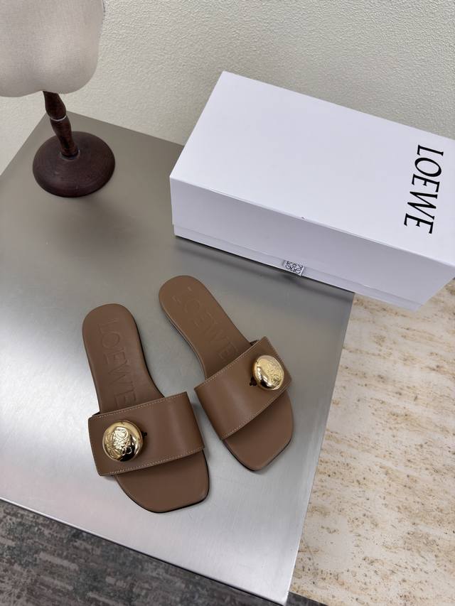 罗意威 Loewe 平底拖鞋 金属圆扣五金Logo 猫跟拖鞋 舒适 透气 个性 鞋面：小牛皮材质 内里: 小牛皮里 杏色 橡胶底定制210 意大利真皮大底 注塑