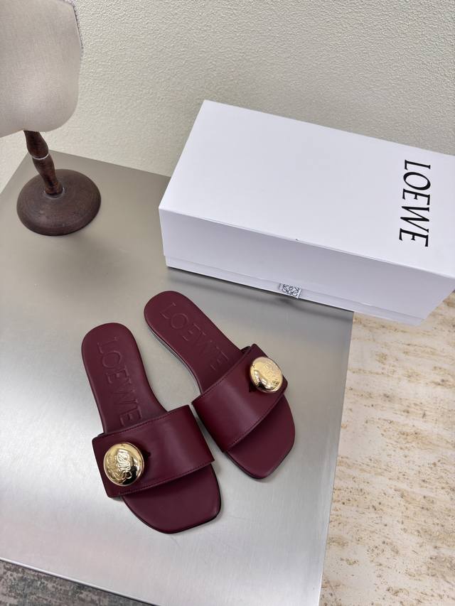 罗意威 Loewe 平底拖鞋 金属圆扣五金Logo 猫跟拖鞋 舒适 透气 个性 鞋面：小牛皮材质 内里: 小牛皮里 酒红色 橡胶底定制210 意大利真皮大底 注
