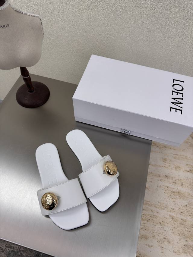 罗意威 Loewe 平底拖鞋 金属圆扣五金Logo 猫跟拖鞋 舒适 透气 个性 鞋面：小牛皮材质 内里: 小牛皮里 白色 橡胶底定制210 意大利真皮大底 注塑