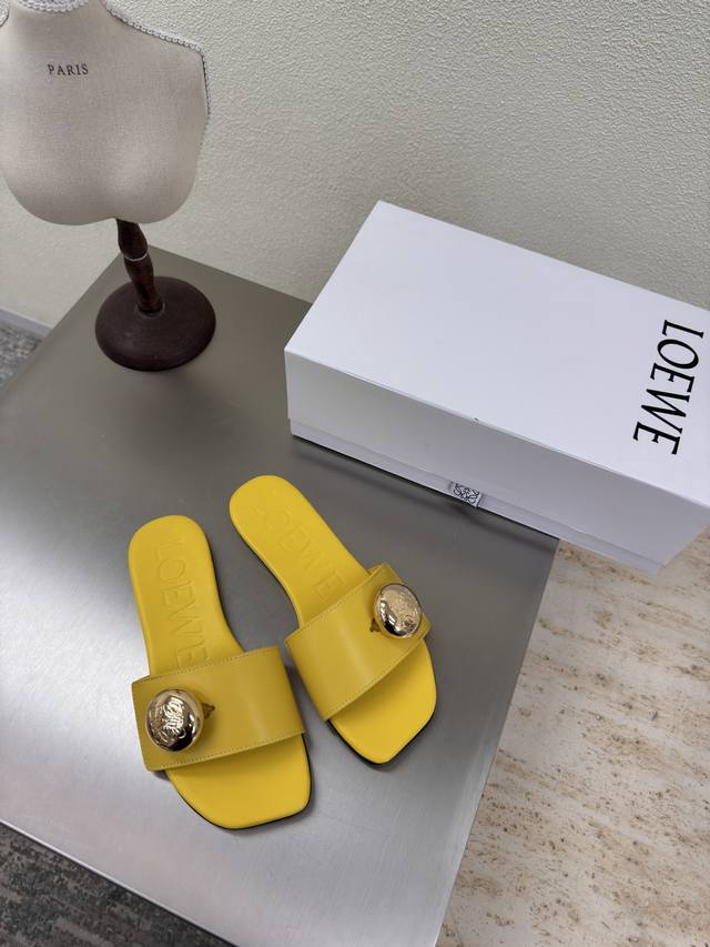 罗意威 Loewe 平底拖鞋 金属圆扣五金Logo 猫跟拖鞋 舒适 透气 个性 鞋面：小牛皮材质 内里: 小牛皮里 黄色 橡胶底定制210 意大利真皮大底 注塑