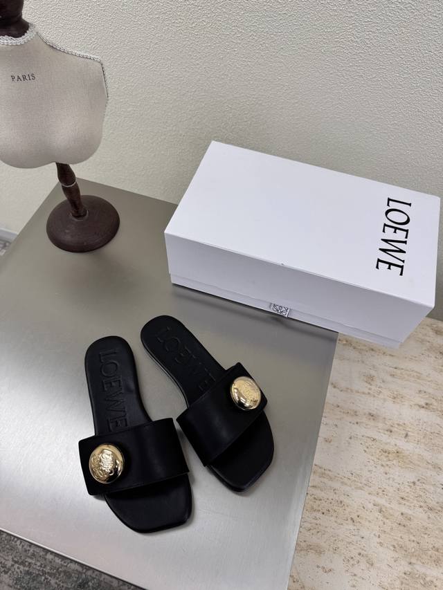 罗意威 Loewe 平底拖鞋 金属圆扣五金Logo 猫跟拖鞋 舒适 透气 个性 鞋面：小牛皮材质 内里: 小牛皮里 黑色 橡胶底定制210 意大利真皮大底 注塑