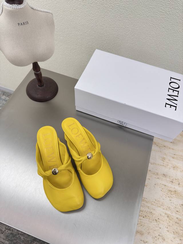 罗意威 Loewe 猫跟包头拖鞋 尽显小羊皮之美 鞋面：小羊皮 内里: 小牛皮里 黄色 Loewe秋日超百搭 猫跟包头拖鞋 这款舒服又百搭 超级适合宽和高脚背，