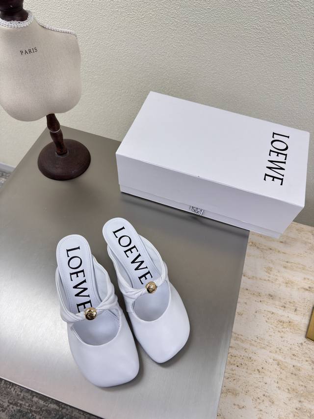 罗意威 Loewe 猫跟包头拖鞋 尽显小羊皮之美 鞋面：小羊皮 内里: 小牛皮里 白色 Loewe秋日超百搭 猫跟包头拖鞋 这款舒服又百搭 超级适合宽和高脚背，
