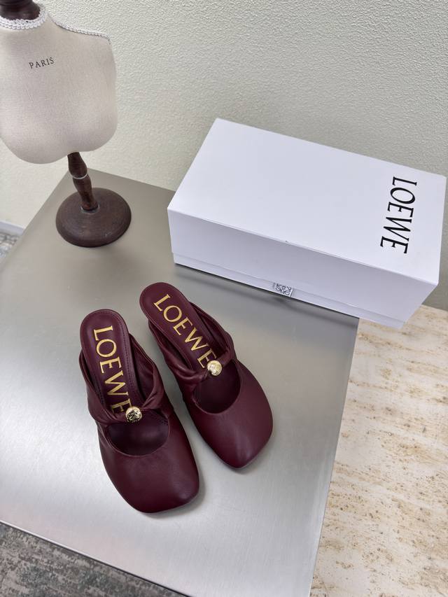 罗意威 Loewe 猫跟包头拖鞋 尽显小羊皮之美 鞋面：小羊皮 内里: 小牛皮里 酒红色 Loewe秋日超百搭 猫跟包头拖鞋 这款舒服又百搭 超级适合宽和高脚背