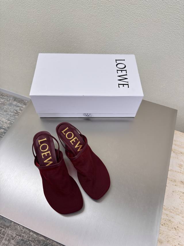 网面拖鞋 罗意威 Loewe 猫跟包头拖鞋 舒适 透气 鞋面：原版网面 内里: 小牛皮里 酒红色 Loewe秋日超百搭 猫跟包头网面拖鞋 这款舒服又百搭 超级适