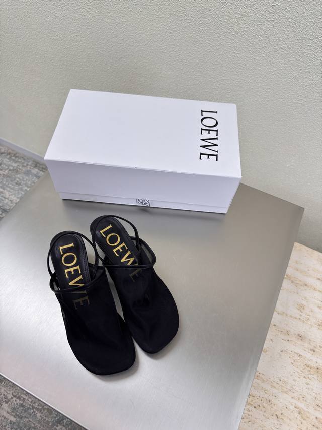 网面拖鞋 罗意威 Loewe 猫跟包头拖鞋 舒适 透气 鞋面：原版网面 内里: 小牛皮里 黑色 Loewe秋日超百搭 猫跟包头网面拖鞋 这款舒服又百搭 超级适合