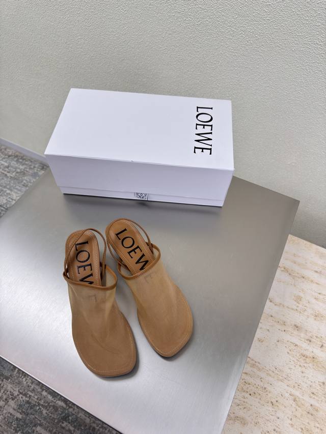 网面拖鞋 罗意威 Loewe 猫跟包头拖鞋 舒适 透气 鞋面：原版网面 内里: 小牛皮里 杏色 Loewe秋日超百搭 猫跟包头网面拖鞋 这款舒服又百搭 超级适合