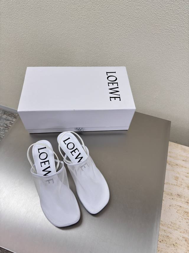 网面拖鞋 罗意威 Loewe 猫跟包头拖鞋 舒适 透气 鞋面：原版网面 内里: 小牛皮里 白色 Loewe秋日超百搭 猫跟包头网面拖鞋 这款舒服又百搭 超级适合
